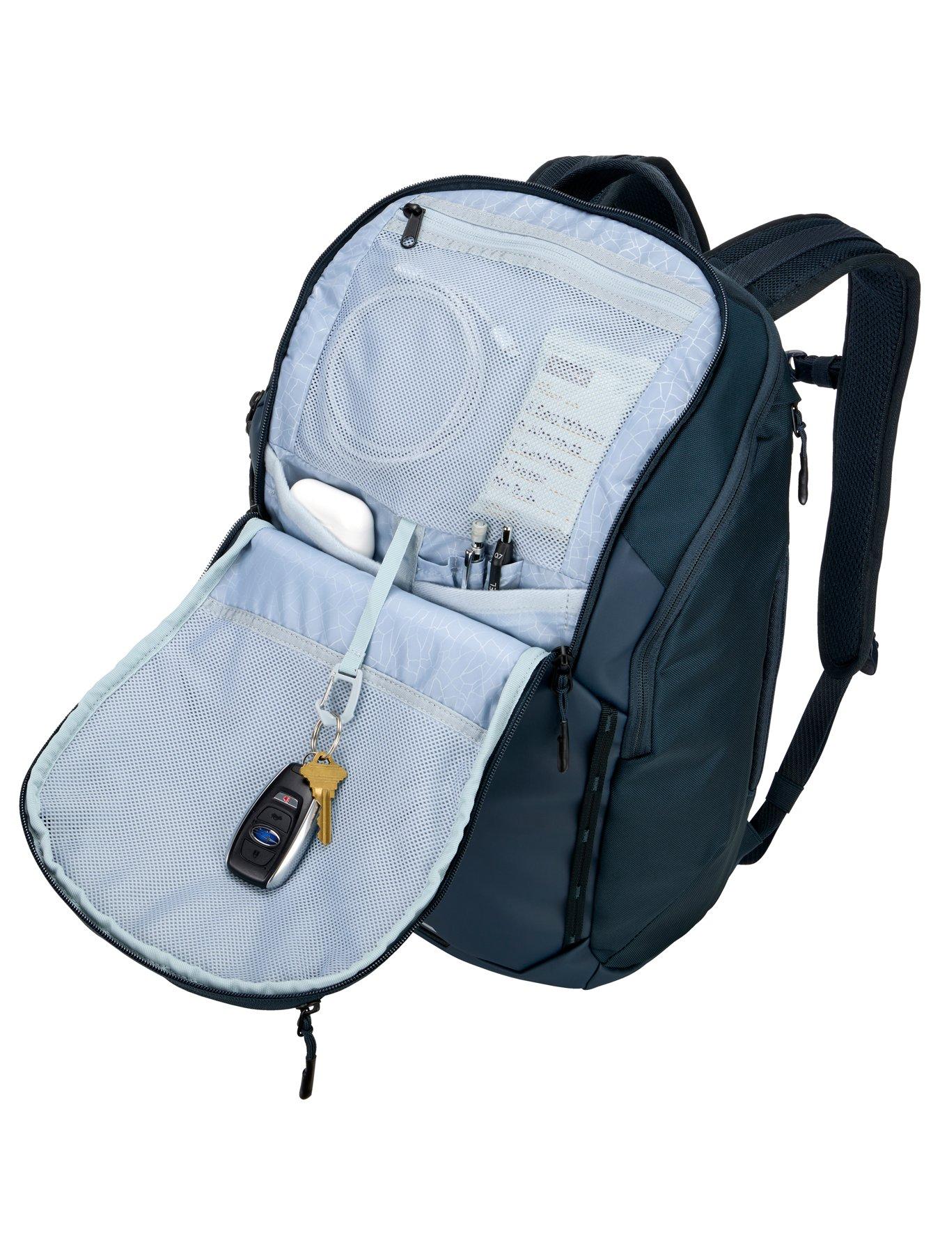thule-thule-chasm-backpack-26l-darkest-blueoutfit