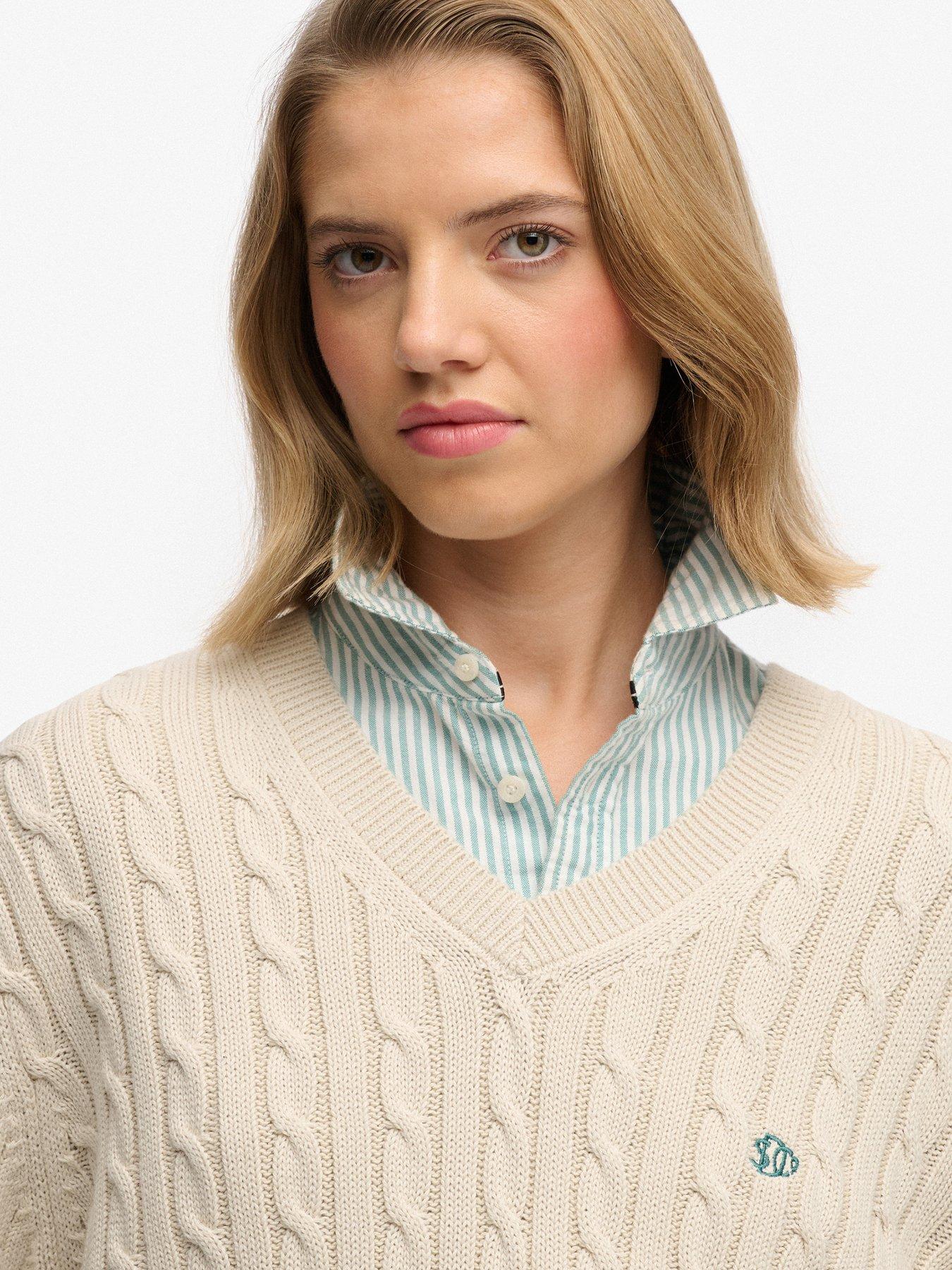 superdry-oversized-cable-v-neck-jumper-beigeoutfit