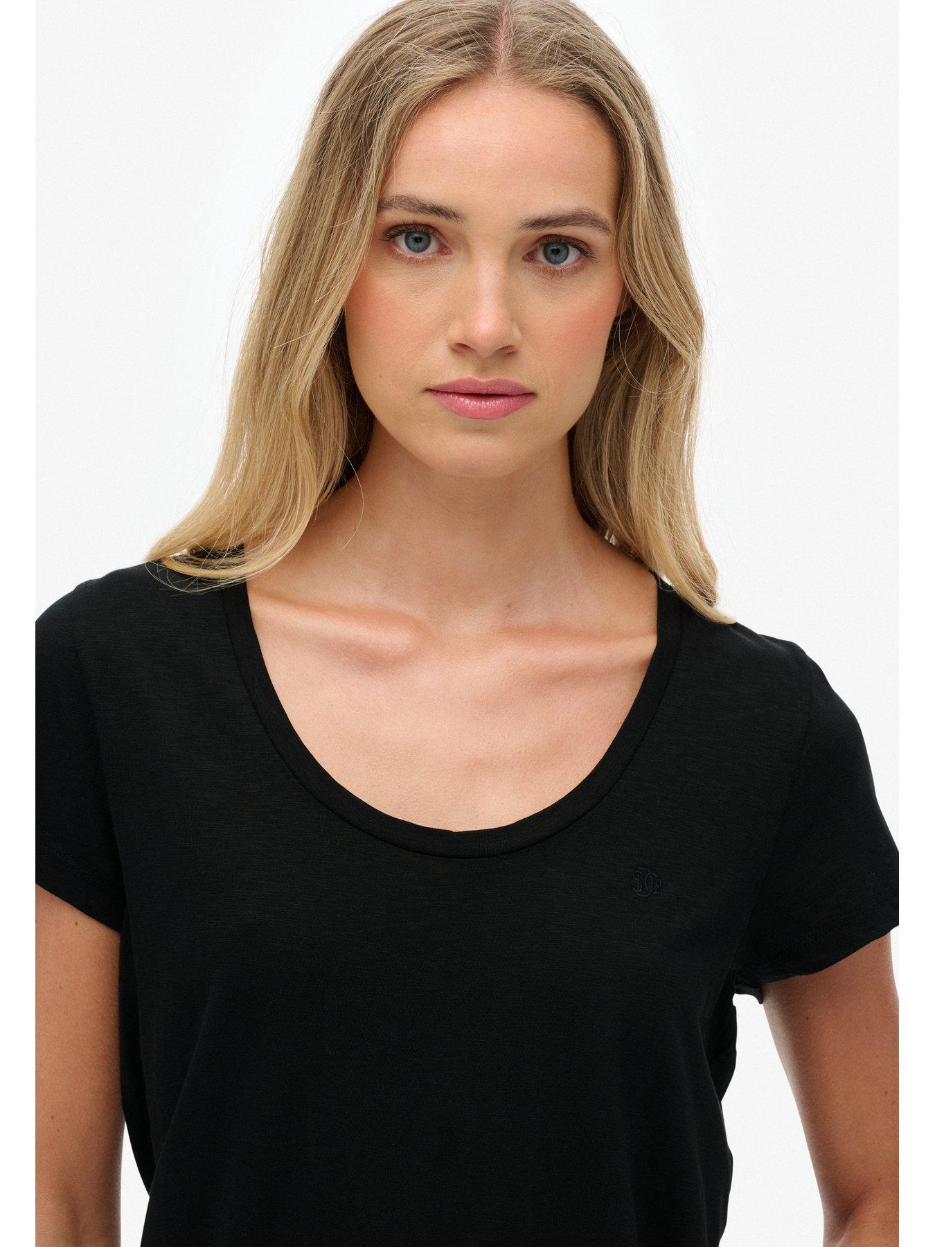 superdry-studios-scoop-neck-teeoutfit