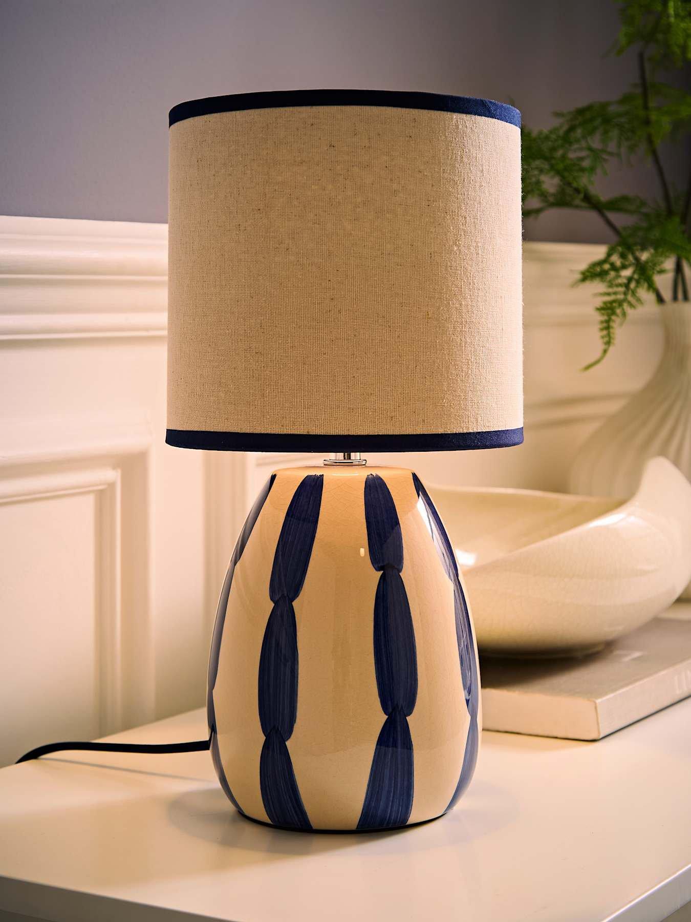 valuelights-brynn-natural-and-navy-ceramic-stripe-table-lampdetail