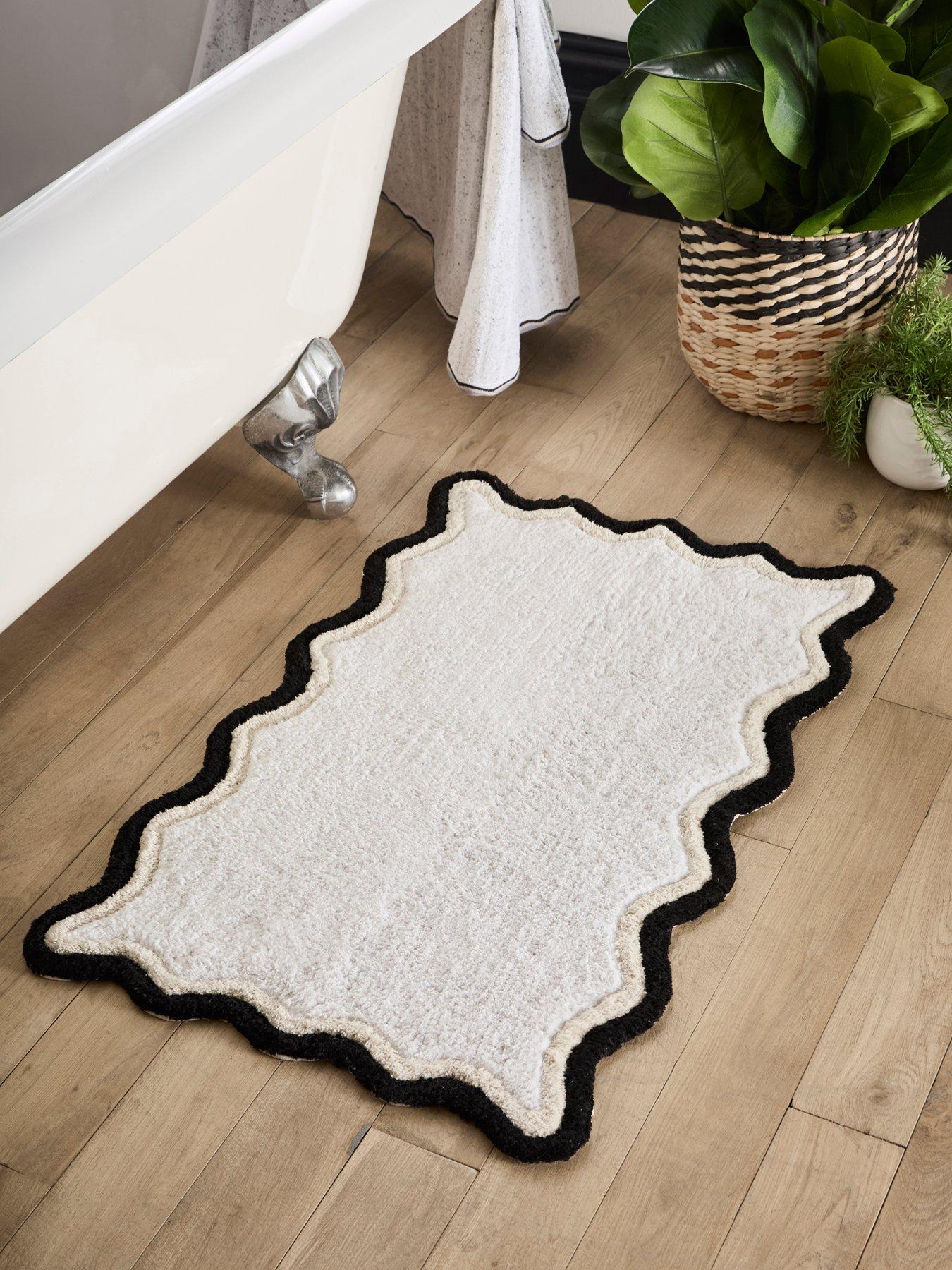 Fusion Scallop Bath Mat In Monochrome