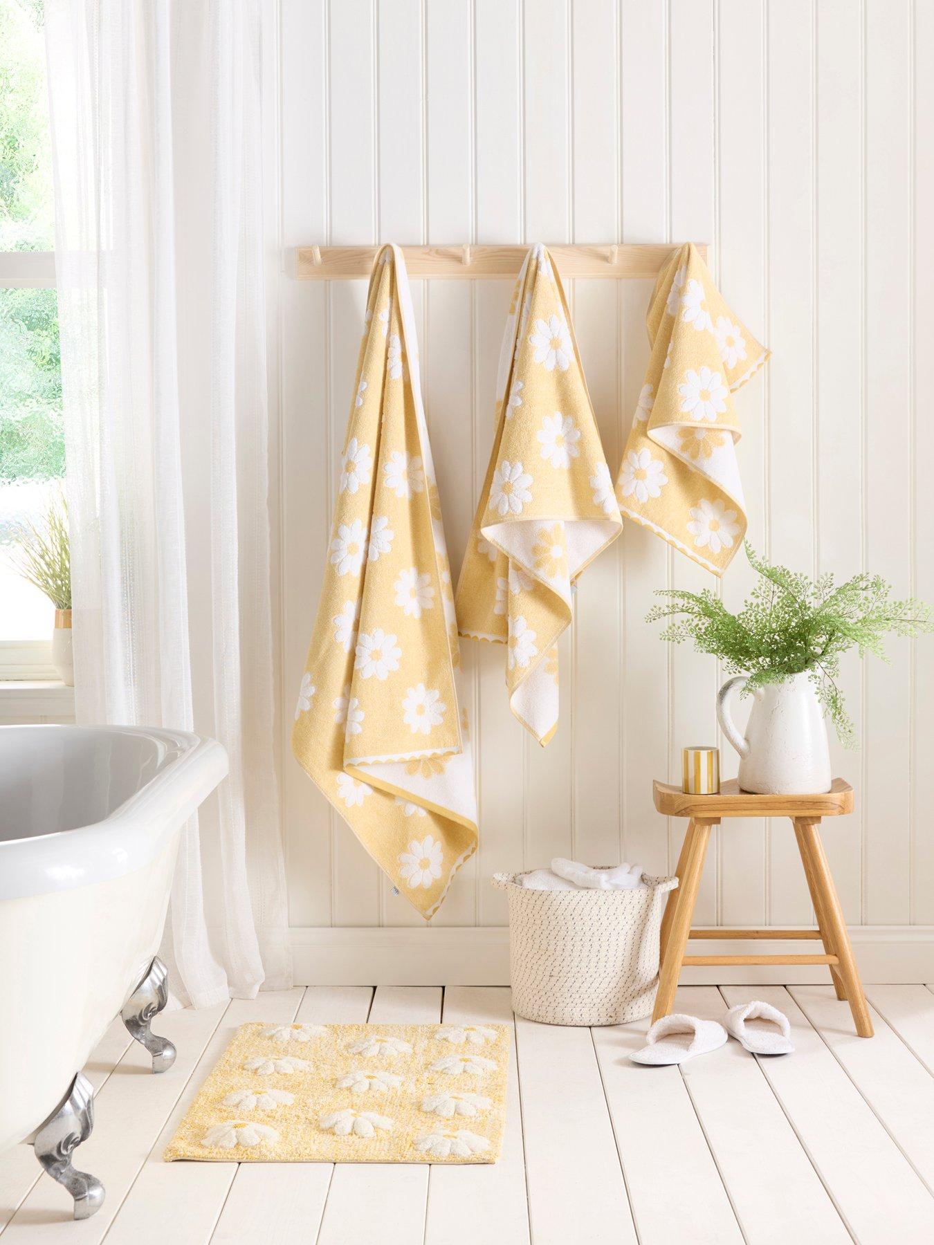 Image 3 of 3 of Dreams & Drapes Daisy Floral Towel Collection