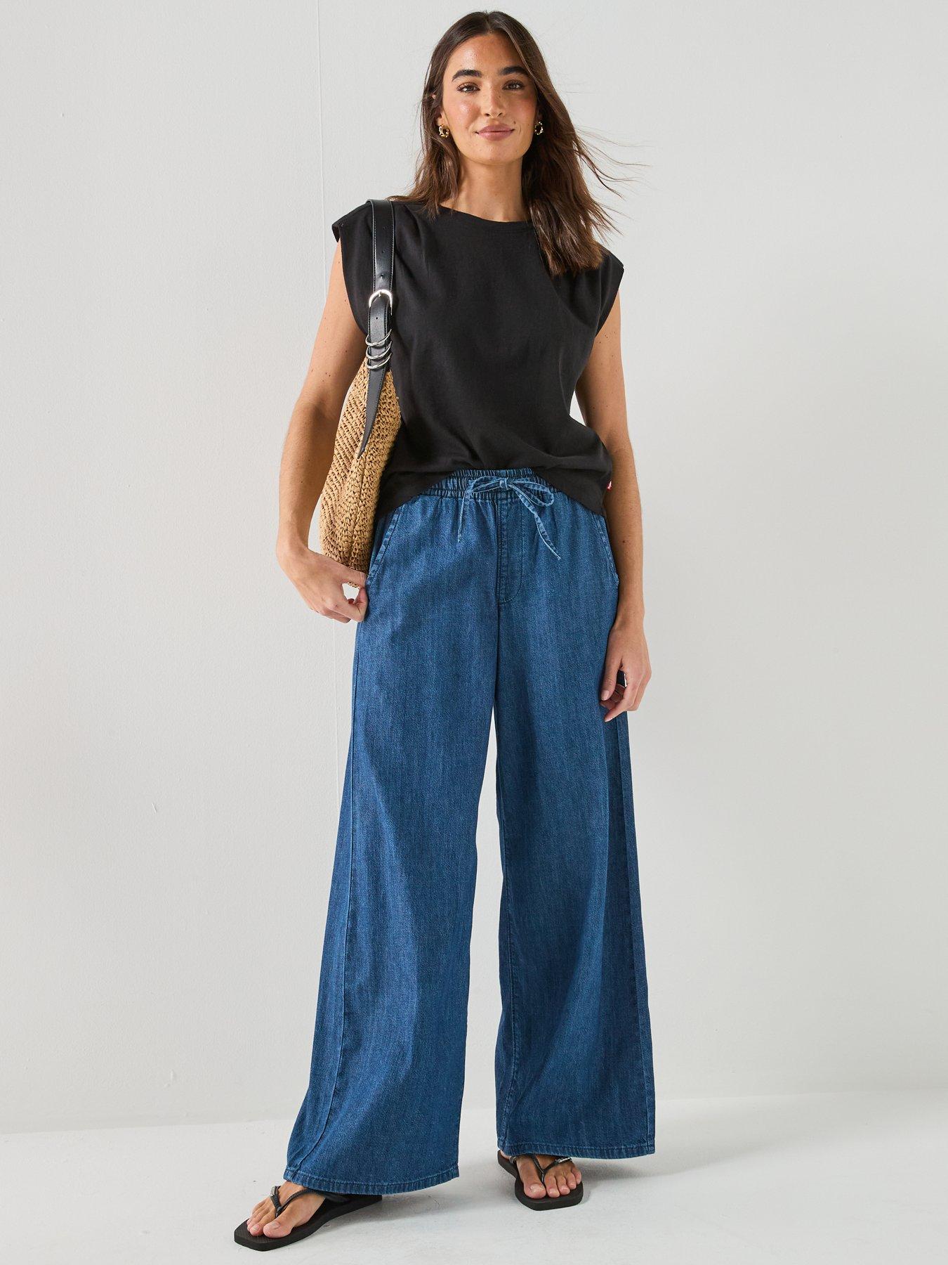Image 6 of 6 of Levi's Round Neck Tank Top - Black