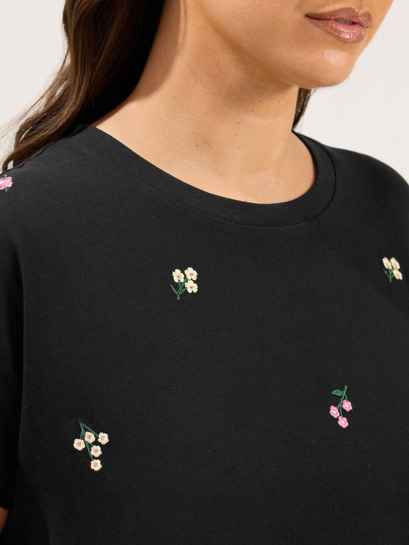 Image 4 of 4 of Yours Curve Embroidered Blossom T-Shirt - Black