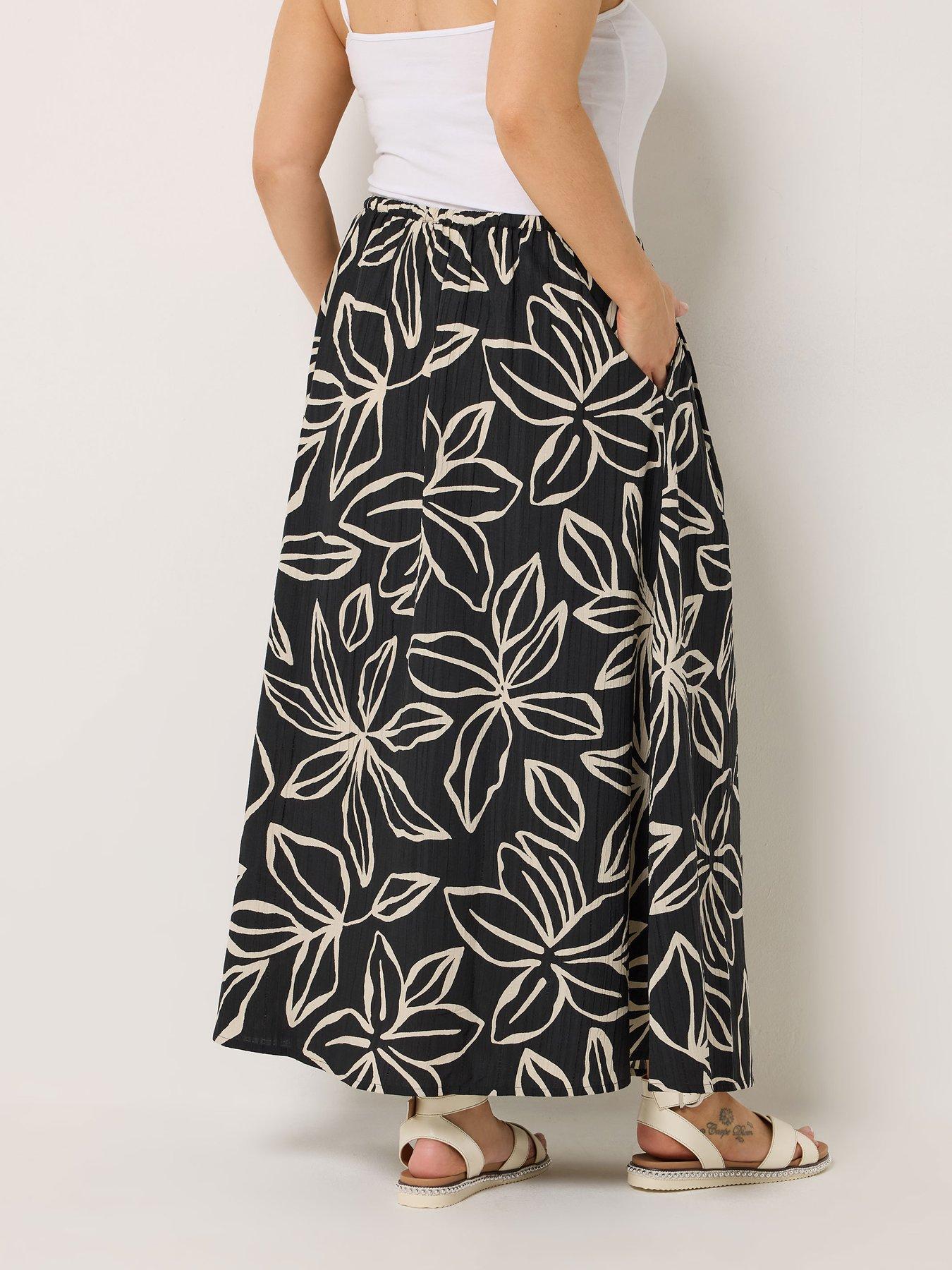 Image 2 of 5 of Yours Curve Floral Textured Skirt - Black