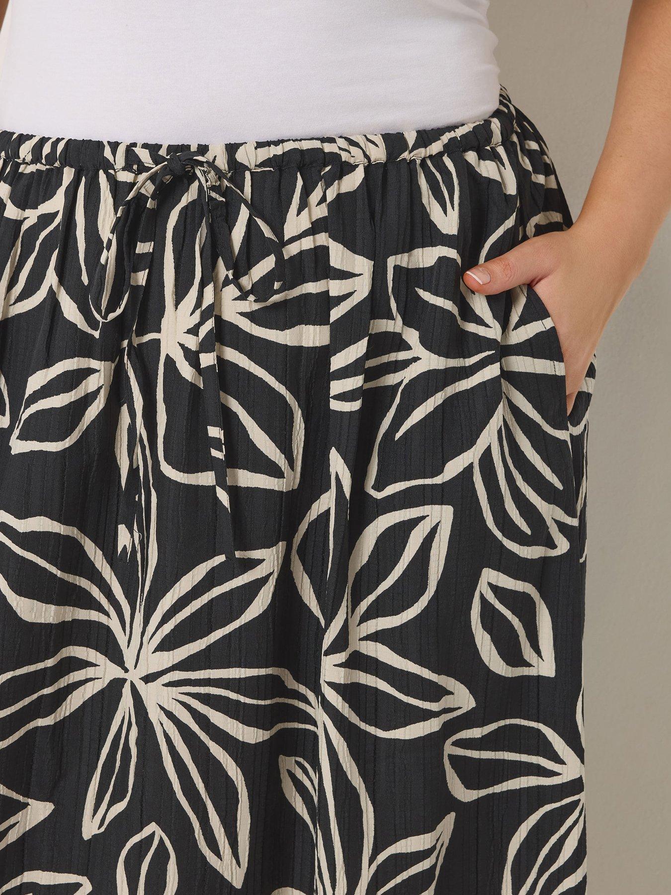 Image 4 of 5 of Yours Curve Floral Textured Skirt - Black