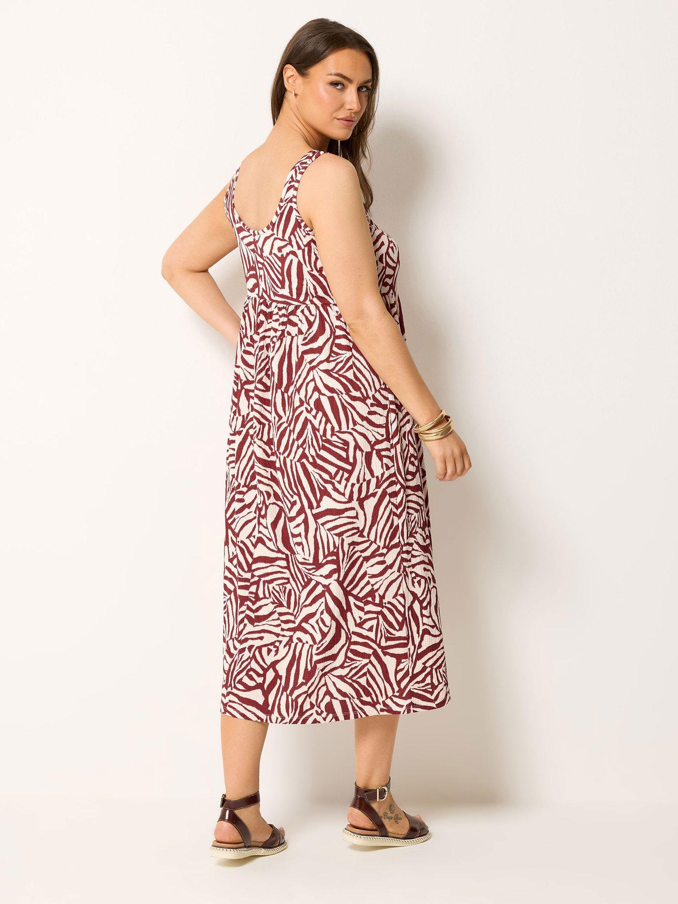Image 2 of 4 of Yours Curve Short Sleeve Textured Smock Dress