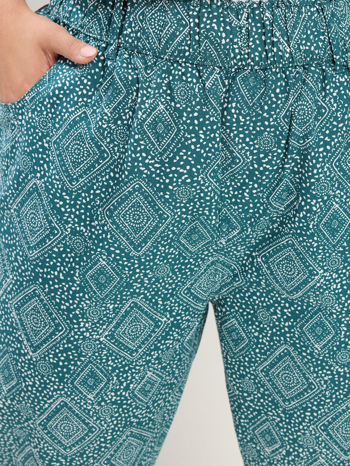 Image 4 of 4 of Yours Curve Paisley Print Cropped Trousers - Green