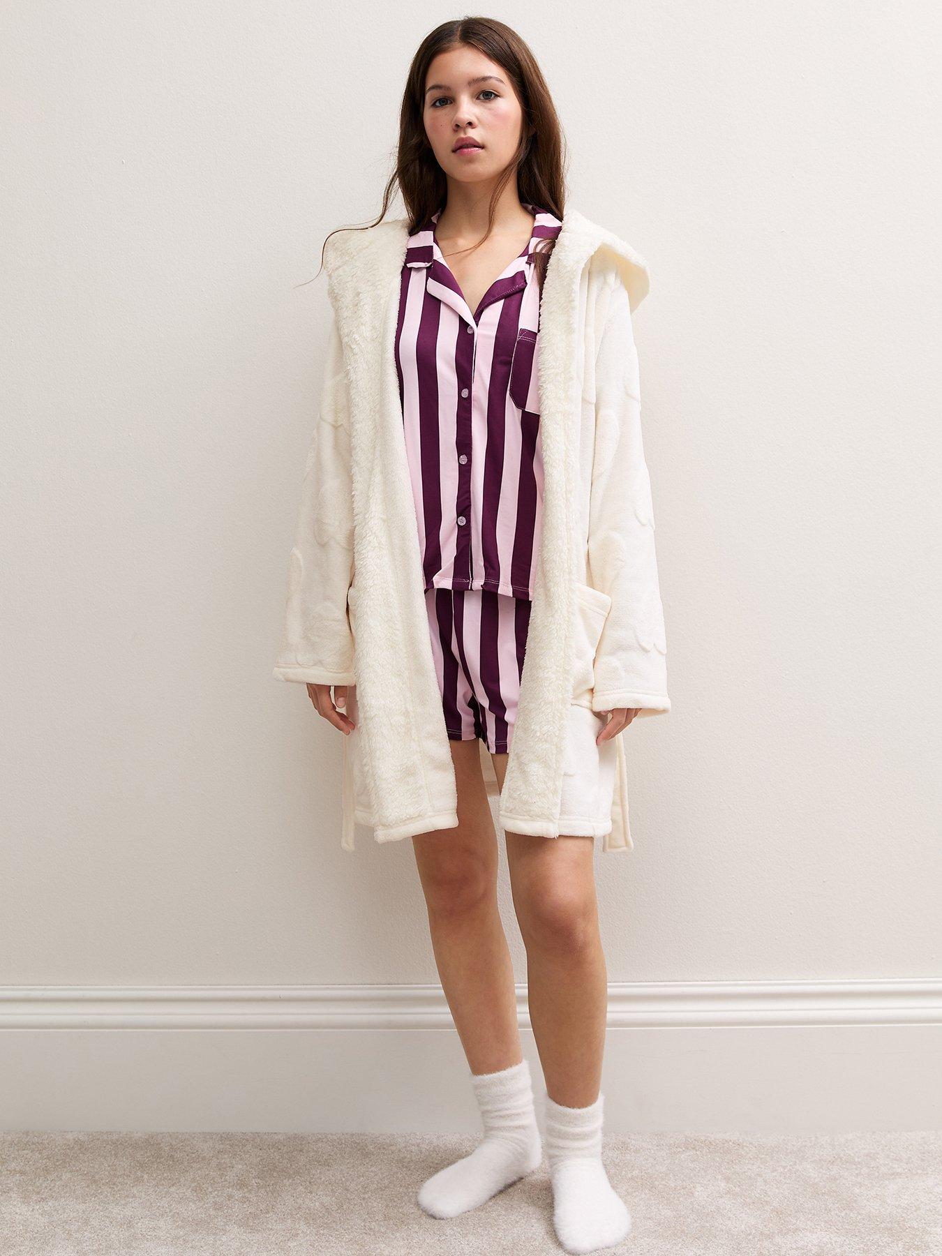 Image 3 of 5 of New Look 915 Girls White Heart Print Fleece Lined Robe