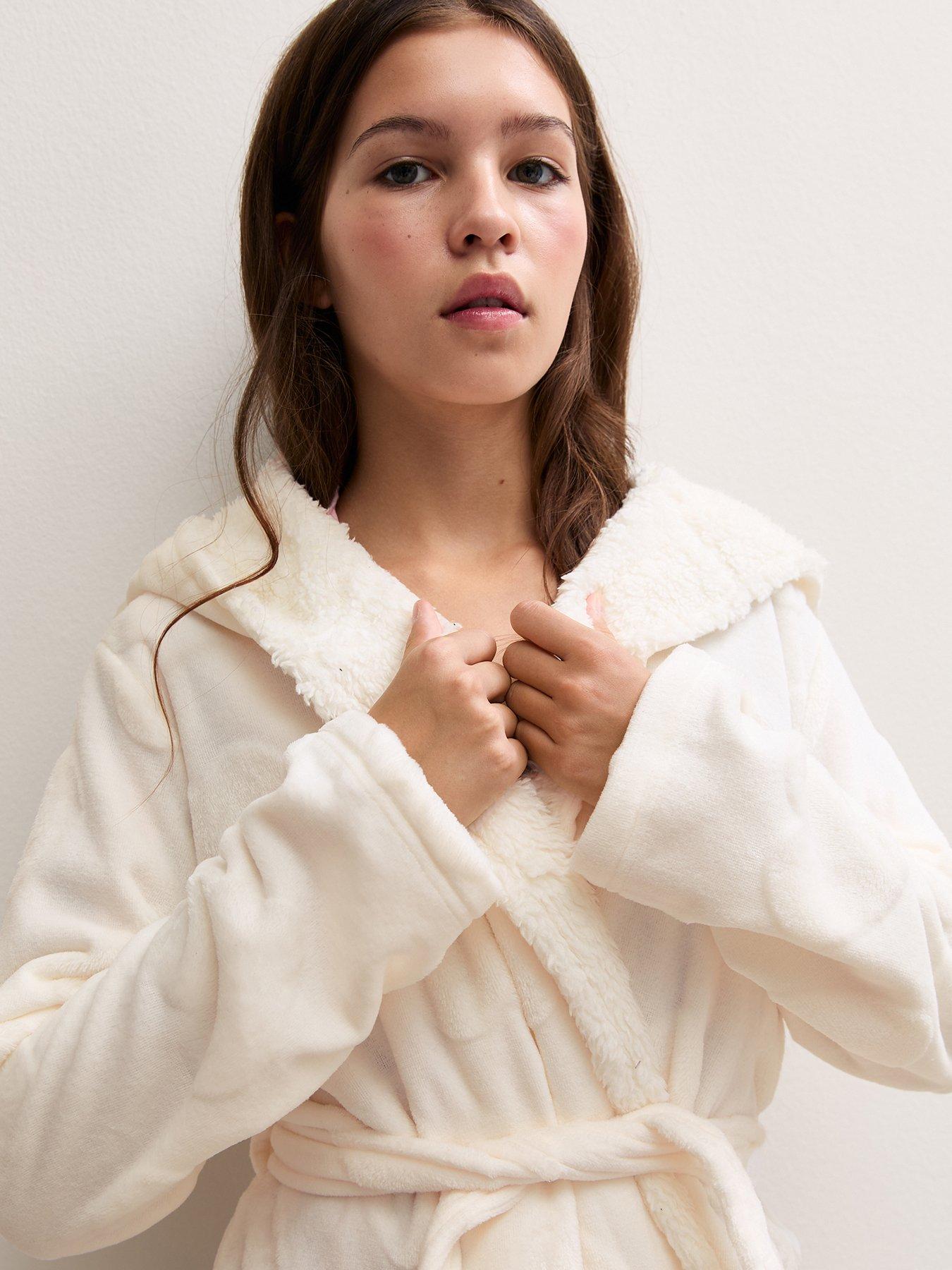 Image 4 of 5 of New Look 915 Girls White Heart Print Fleece Lined Robe