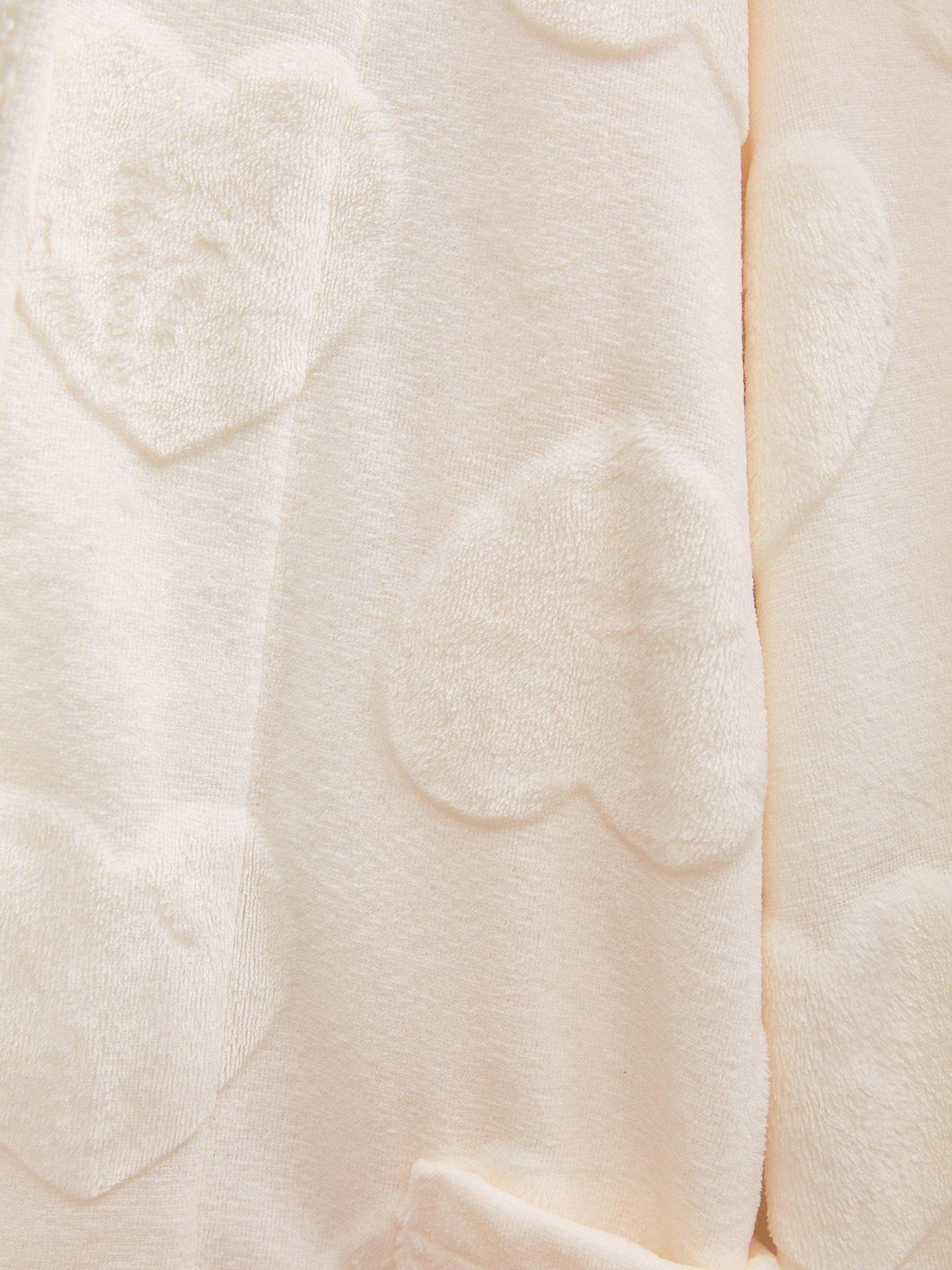 Image 5 of 5 of New Look 915 Girls White Heart Print Fleece Lined Robe