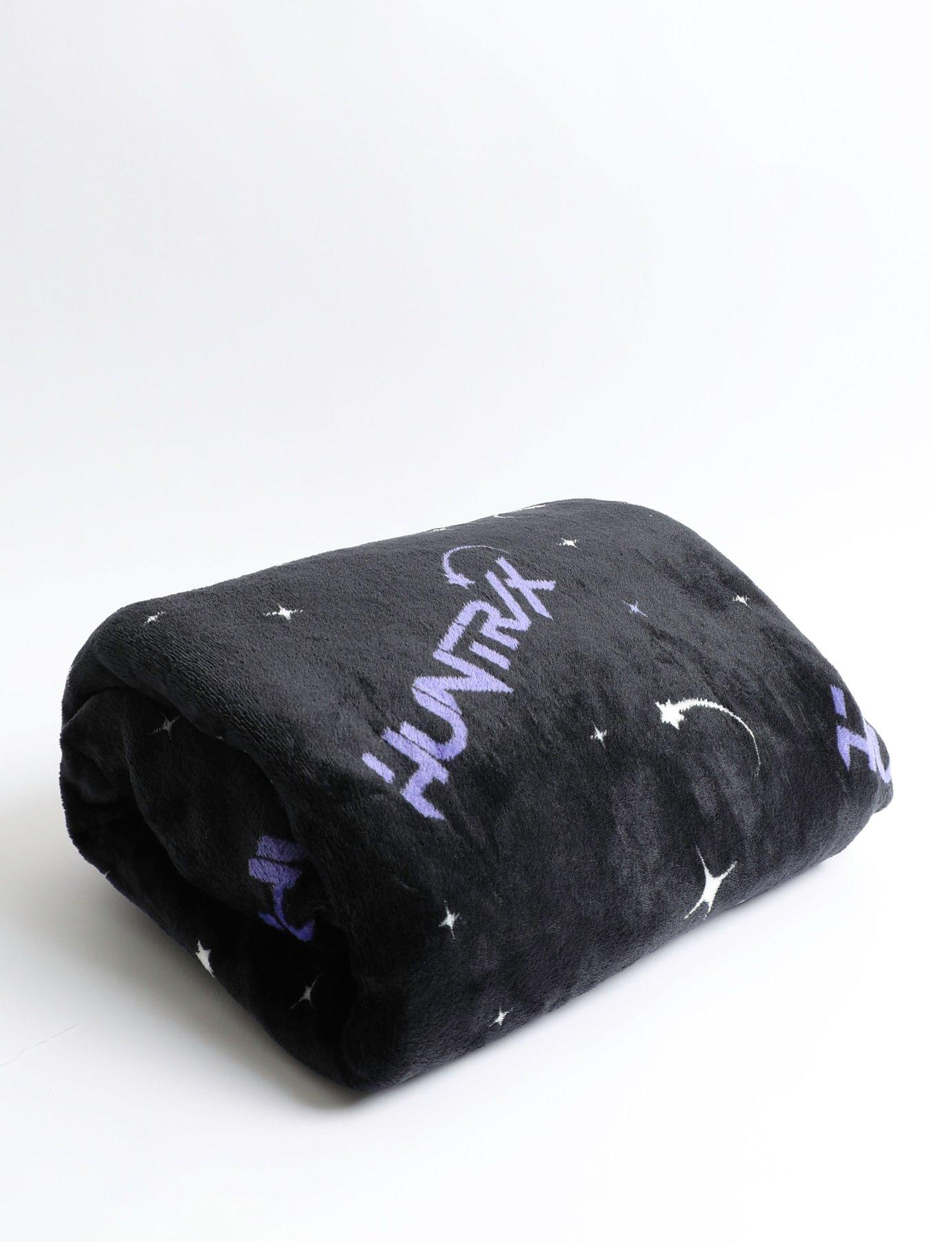 Image 5 of 7 of K-Pop Demon Hunters Zoey Ramen Shaped Cushion And Blanket Bundle