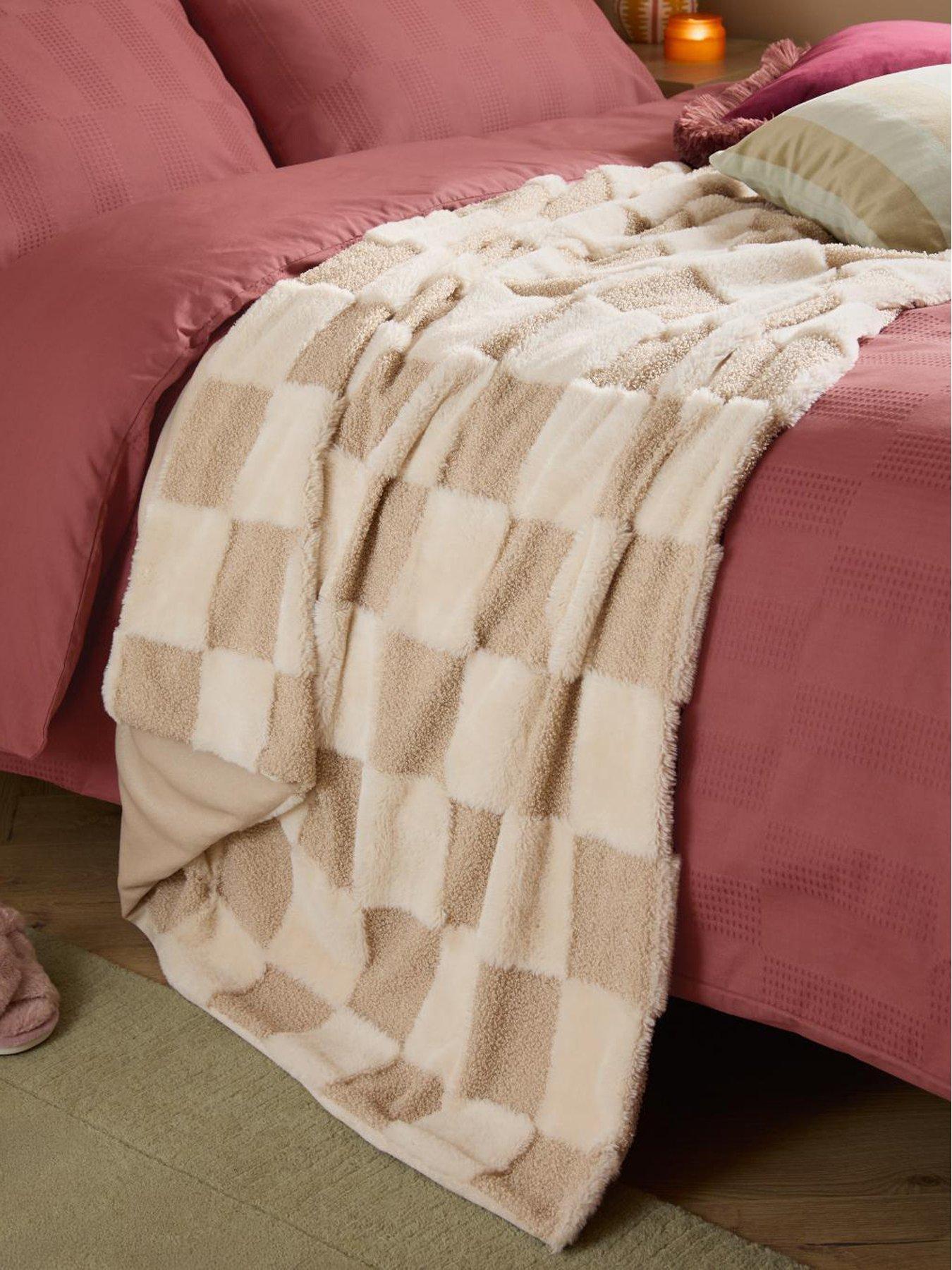 Furn Fur Boucle Check 140x180 Throw Chocolate Truffle