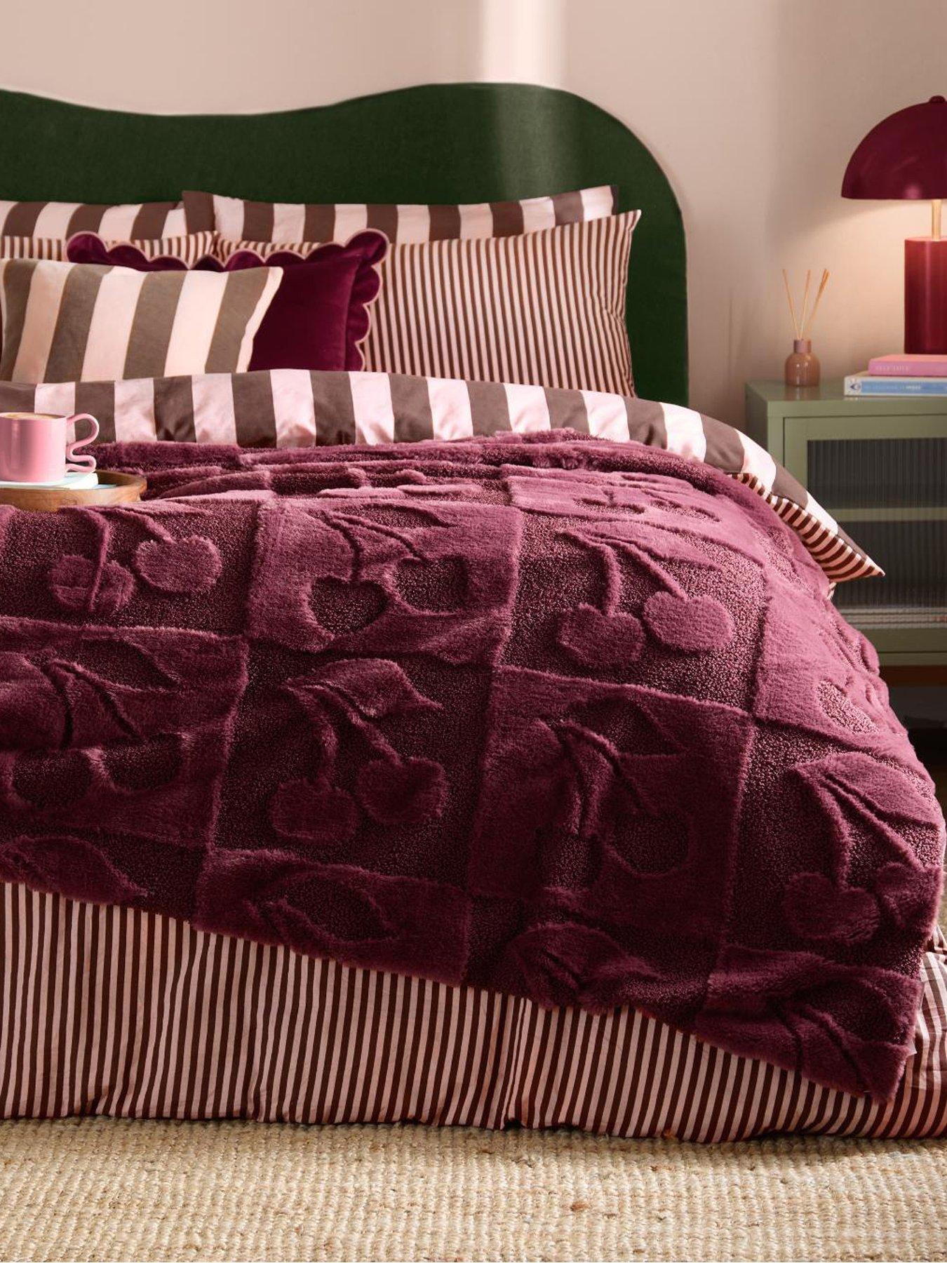 Furn Fur Boucle Cherries 140x180 Throw Morello