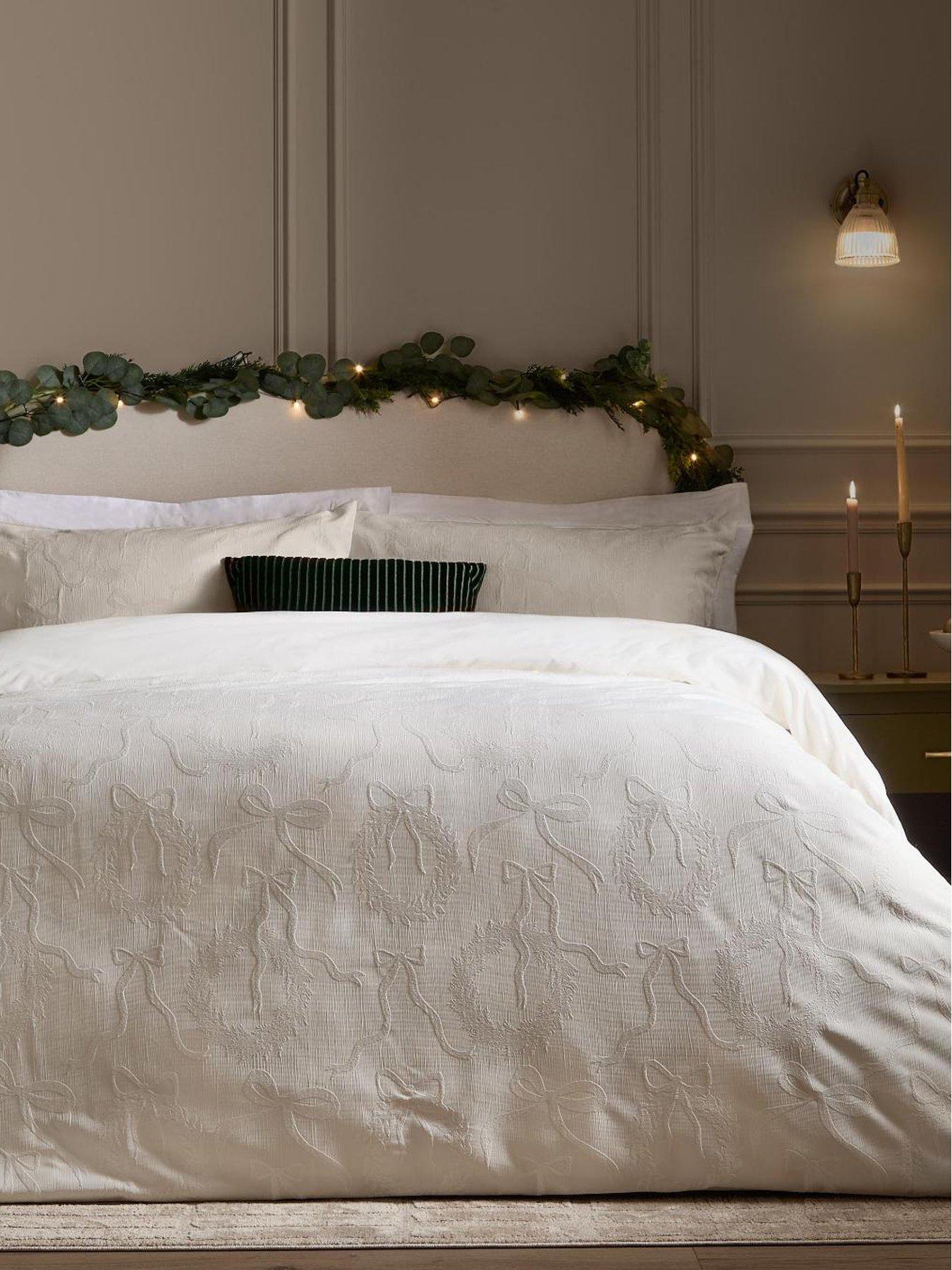 Image 1 of 4 of Paoletti Winter Wreath Super King Duvet Set White