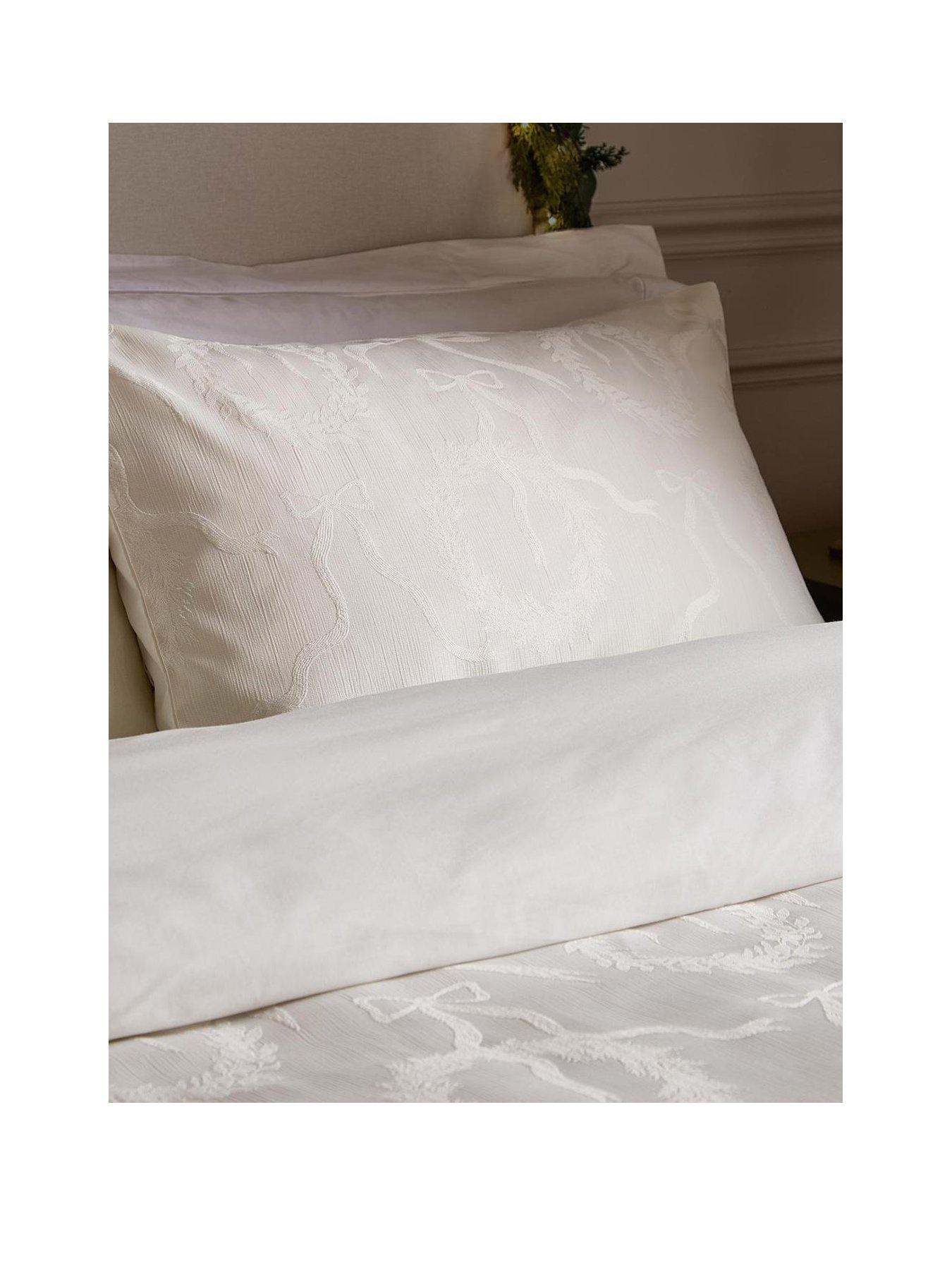 Image 2 of 4 of Paoletti Winter Wreath Super King Duvet Set White