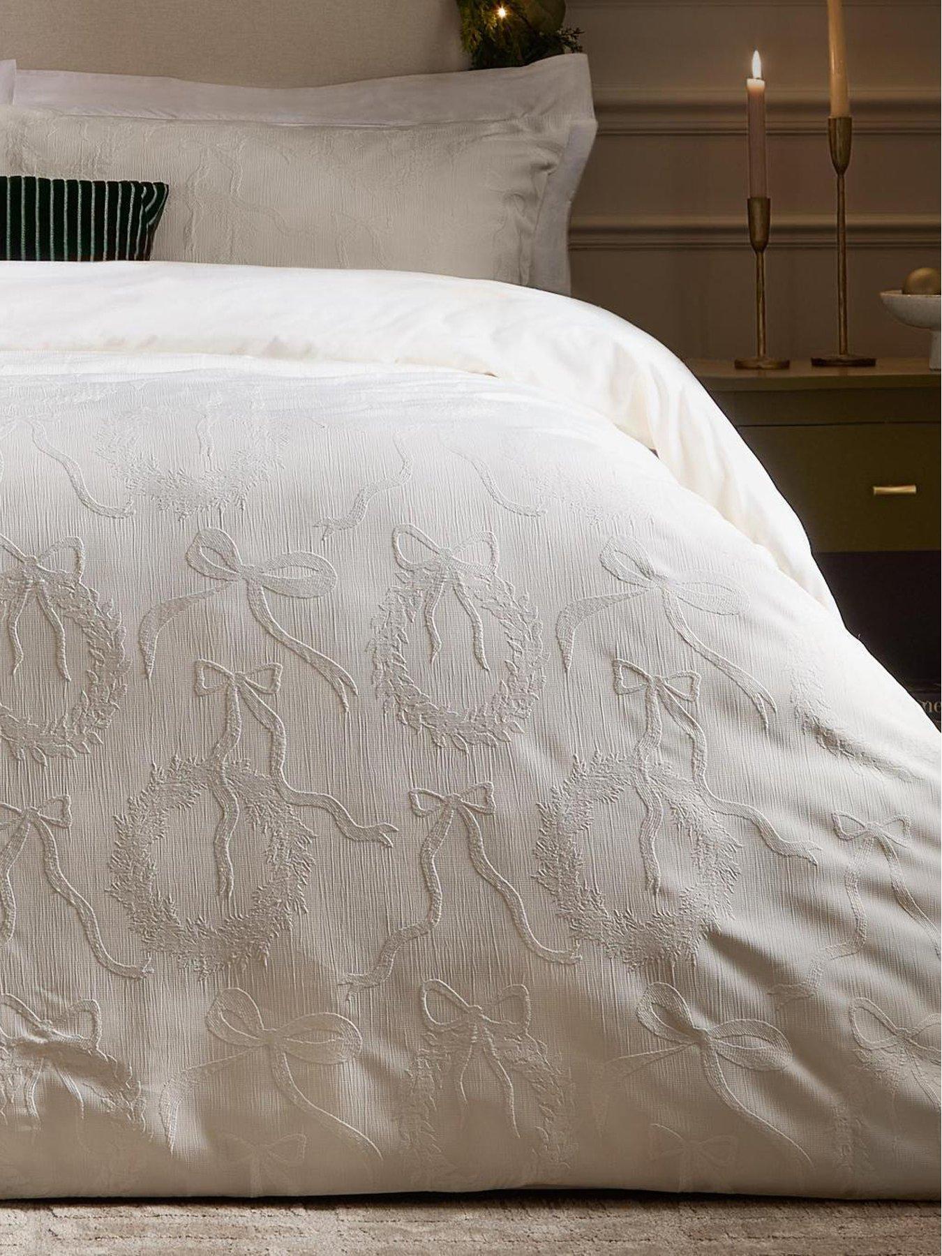 Image 4 of 4 of Paoletti Winter Wreath Super King Duvet Set White