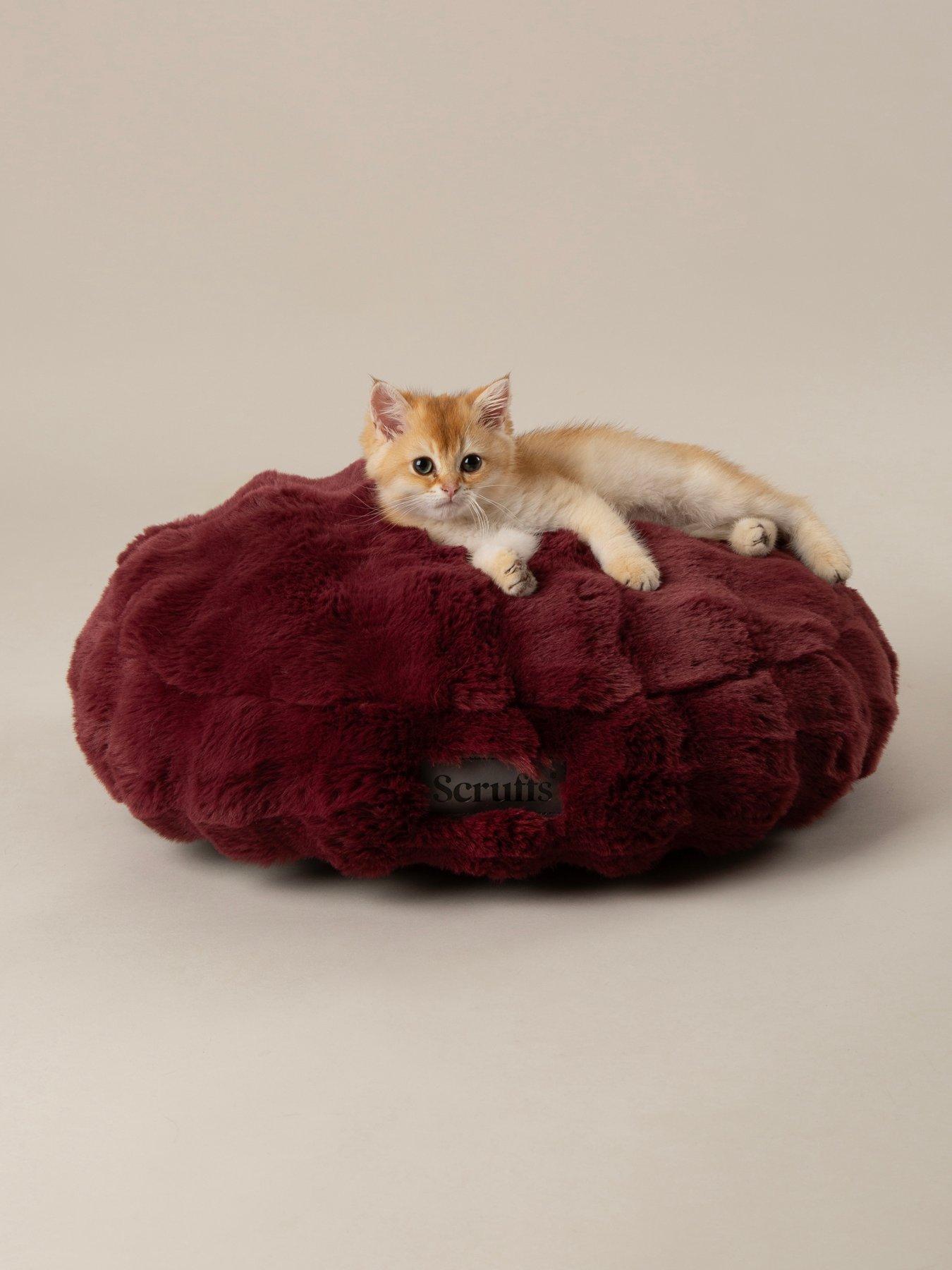 Scruffs Scruffs Festive Fur Cat Bed in Burgundy