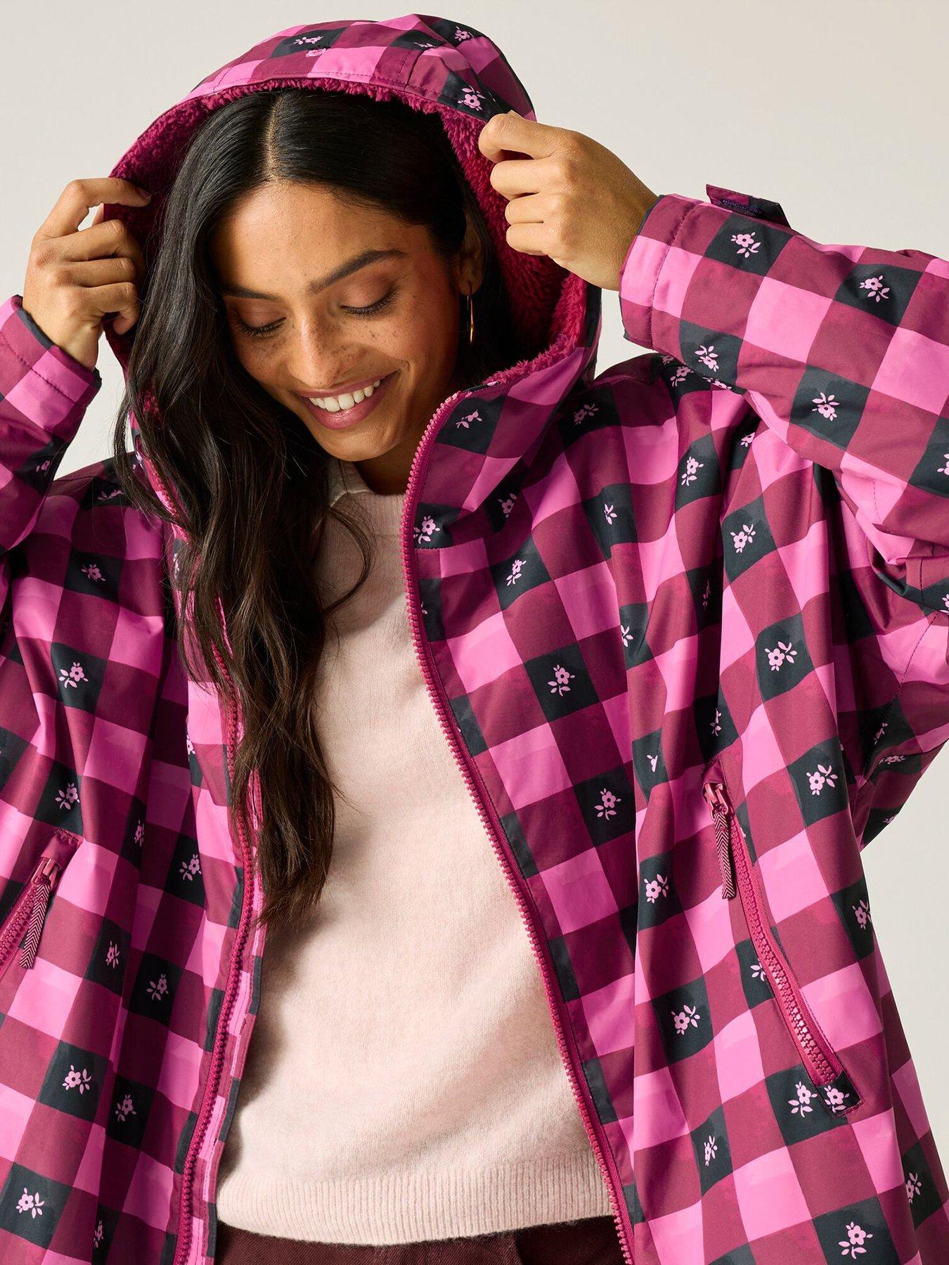 Image 3 of 7 of Regatta Womens Cath Kidston Waterproof Changing Robe-checkerboard Berry