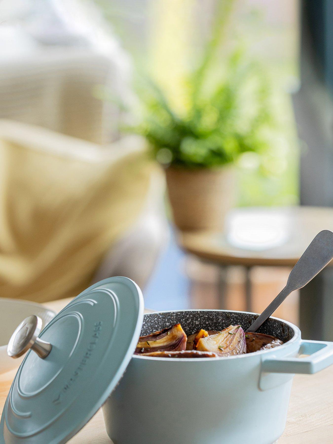 MasterClass Masterclass 1.4 Litre Casserole Dish With Lid - Sky Blue