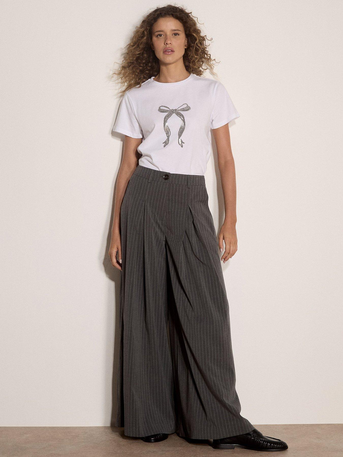 Image 3 of 4 of Apricot Apricot Foil Bow Graphic Tee