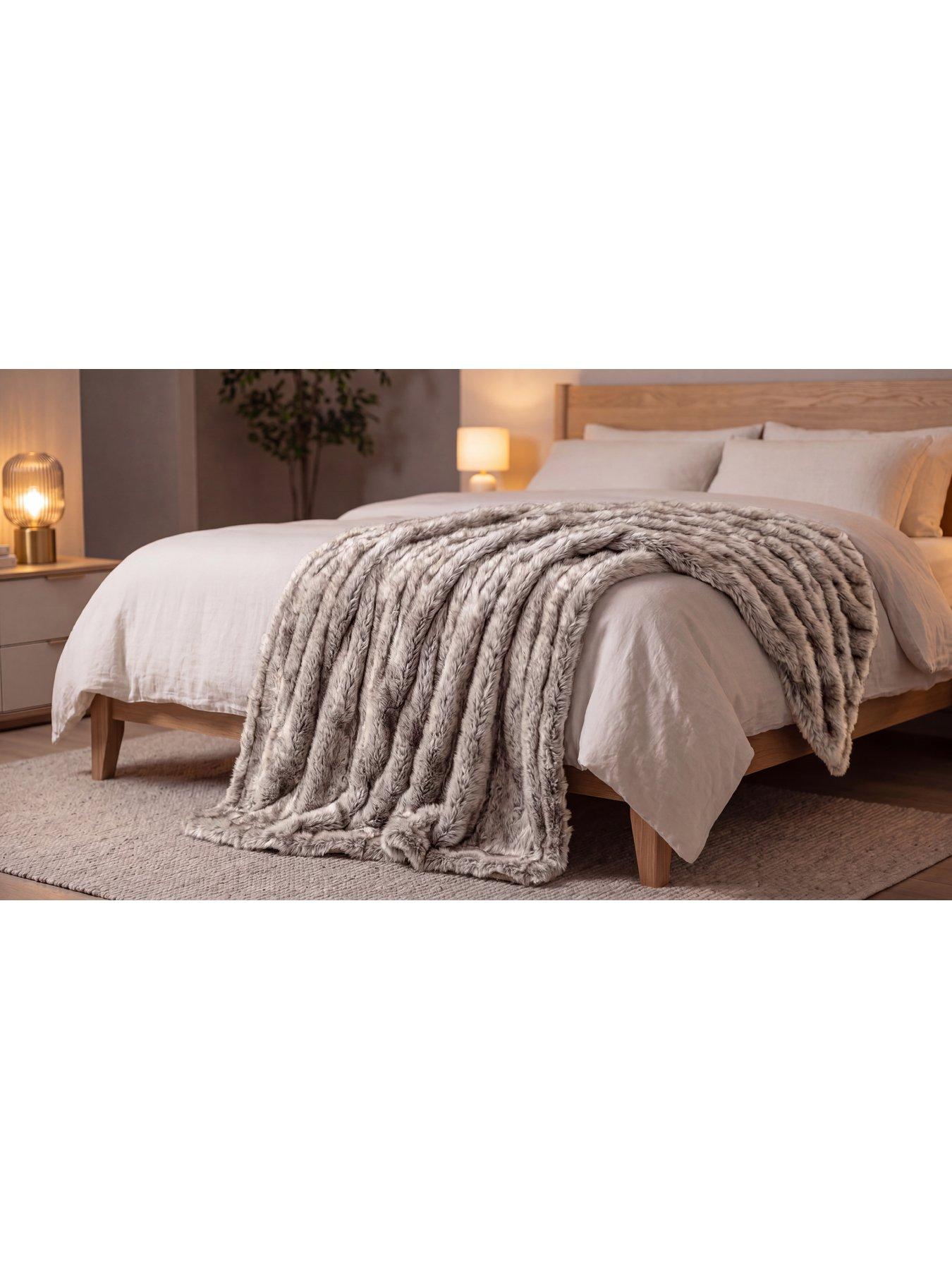 Image 3 of 5 of The Lyndon Co Chantilly Fur 150x200cm