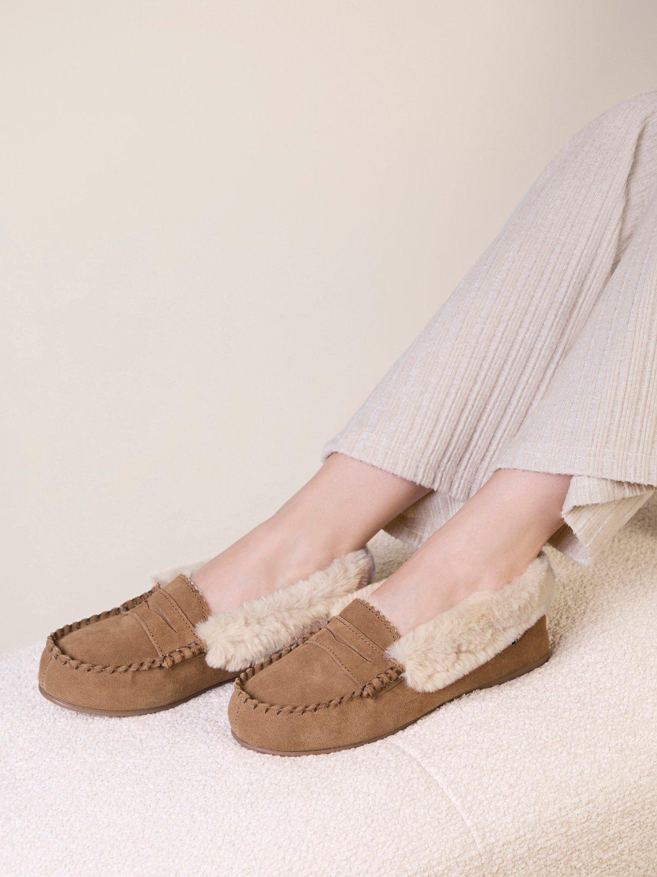 Image 5 of 5 of Totes Isotoner Totes Isotoner Womens Suede Moccasin Slippers With Faux Fur Lining - Tan