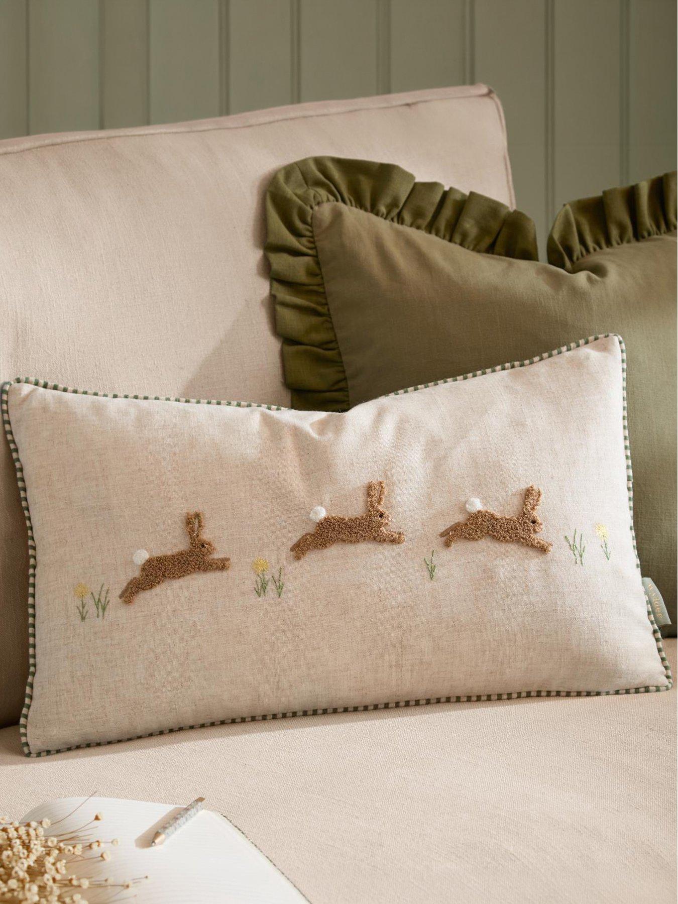 Wylder RAMBLE HARES 30X50 POLYESTER CUSHION SAGE