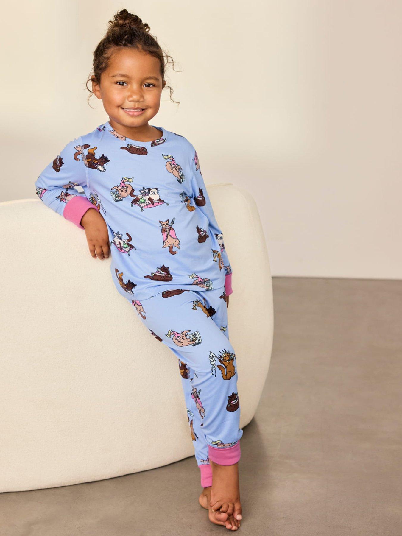 Image 4 of 7 of CHELSEA PEERS Chelsea Peers Kids Two Pack Fairytale Dogs &amp; Princess Cats Print Long Pyjama Set - Multi