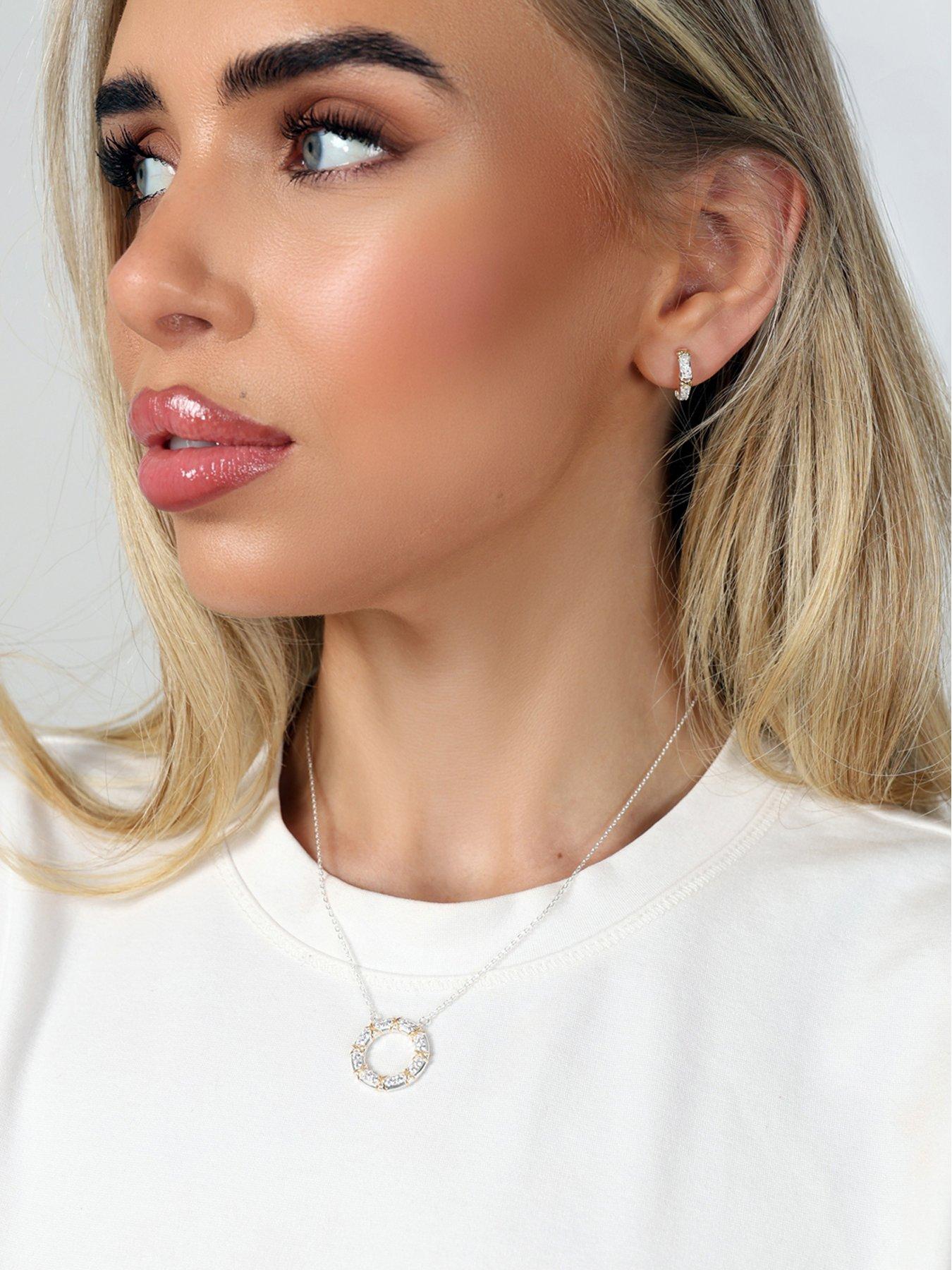 Image 2 of 2 of Say It With Luxe Kiss Circle Pendant Necklace - Silver & Gold