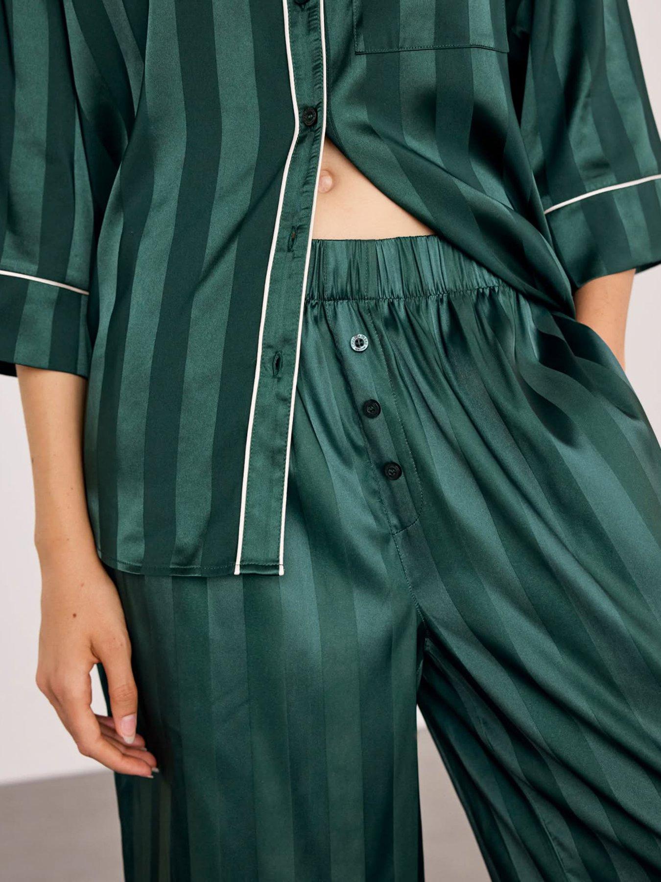 Image 5 of 7 of CHELSEA PEERS Chelsea Peers Satin Evergreen Stripe Long Pyjama Set - Green