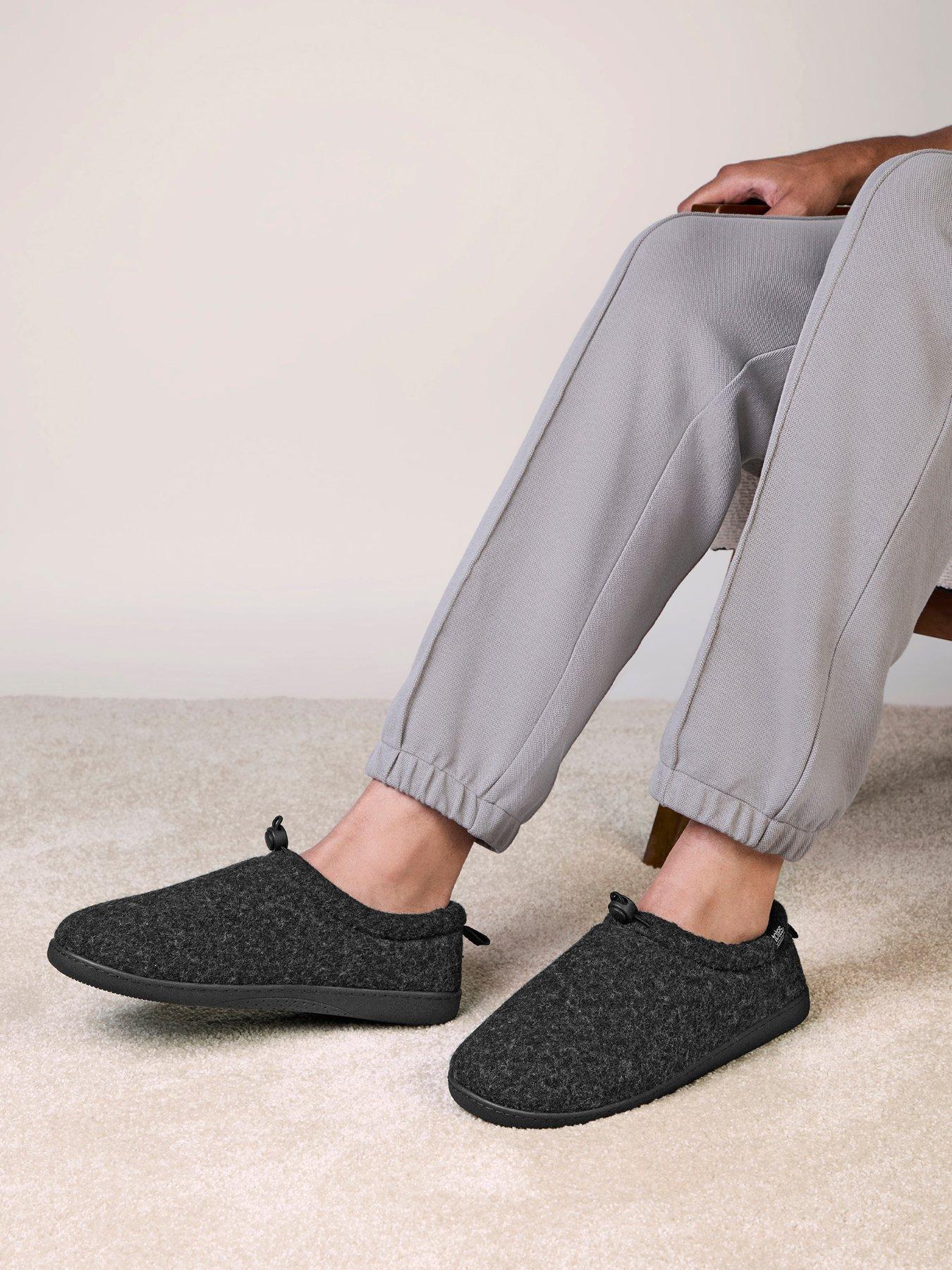 Image 5 of 5 of Totes Isotoner Mens Felt Full Back Slippers With Toggle - Black
